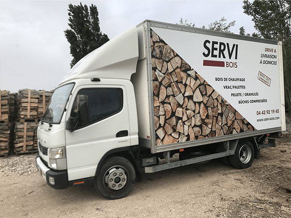 Palette mit Holzbriketts, 104 Packungen